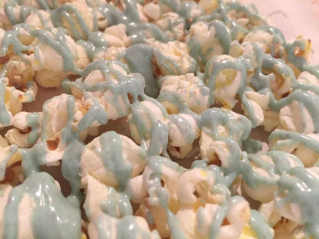 Farvede popcorn