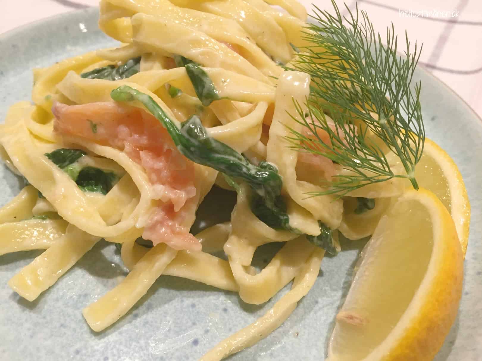 Cremet pasta med laks og spinat