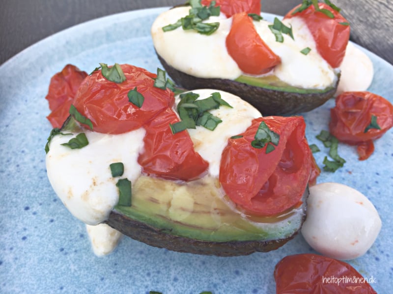 Opskrift på bagt avokado caprese. Lækker som forret eller frokost.