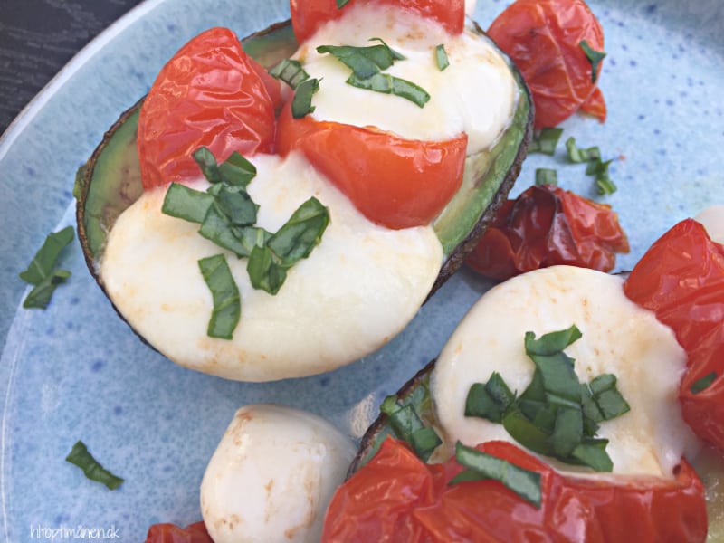 Opskrift på bagt avokado caprese. Lækker som forret eller frokost.