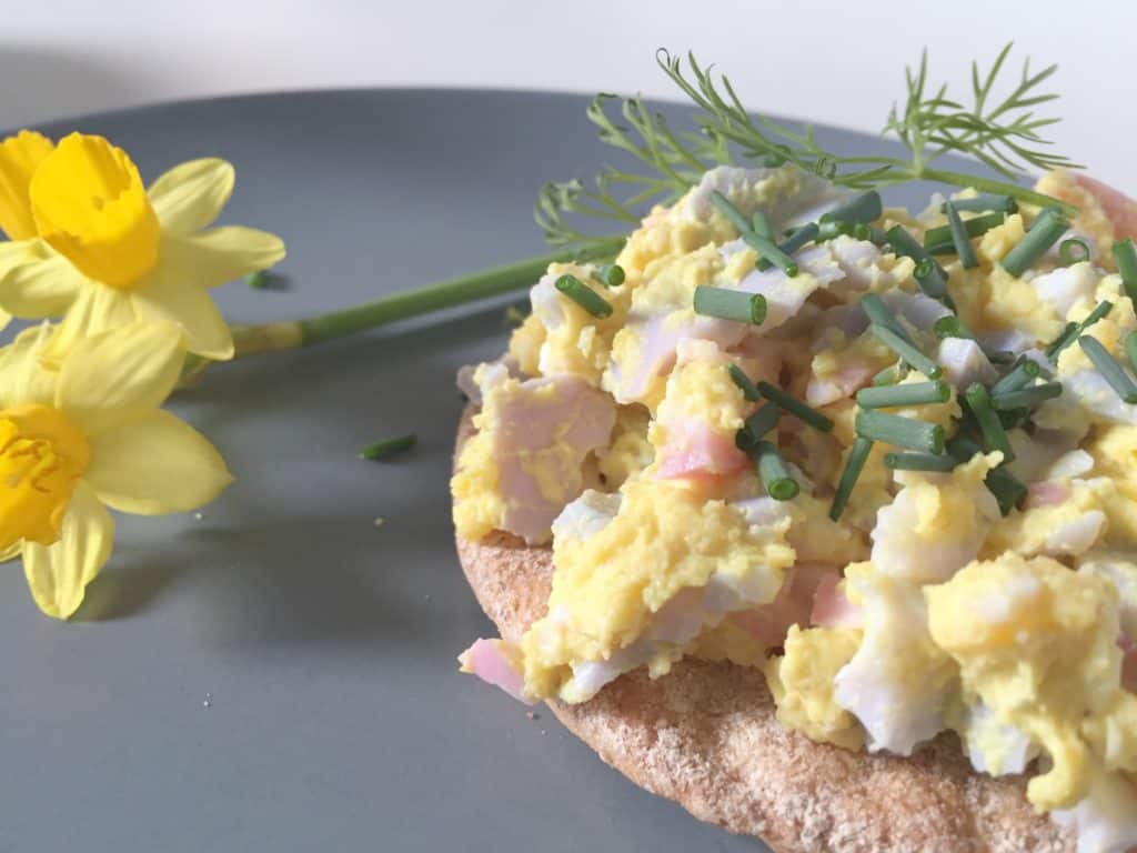 Æggesalat farvede æg