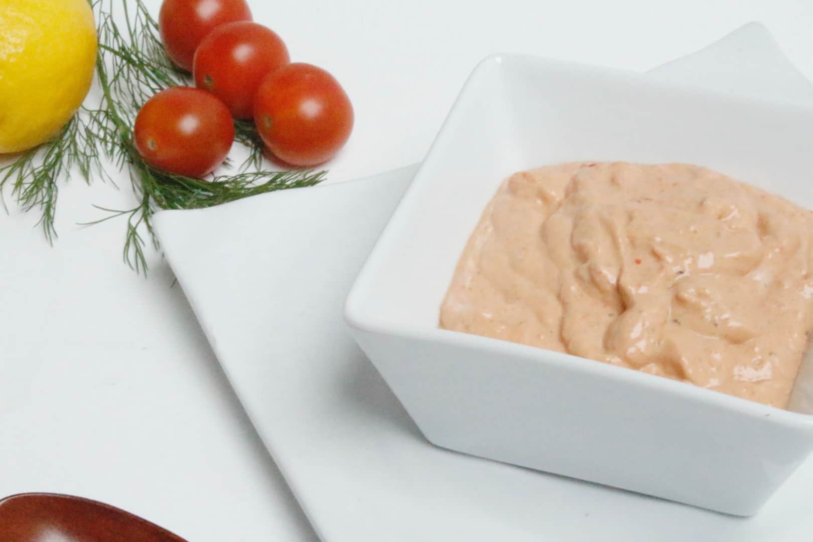 Nem rød skaldyrsdressing. Thousand island dressing