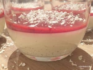 Panna cotta med jordbærgelé. En skøn og nem dessert.