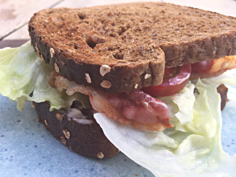Opskrift på BLT sandwich. Bacon, lettuce and tomatoes