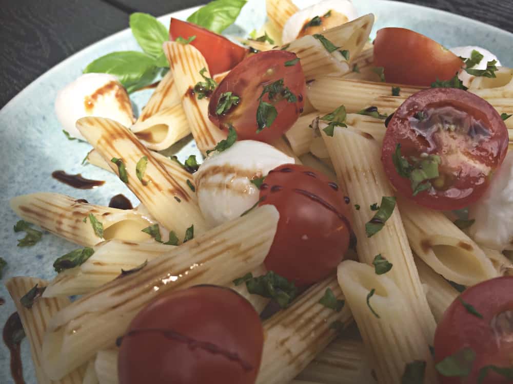 Opskrift på Caprese pastasalat med balsamico glaze