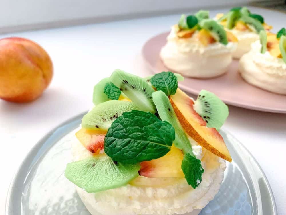 Mini-pavlova Med Fersken Og Kiwi