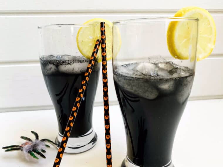 Sort lemonade – en spooky halloweendrink