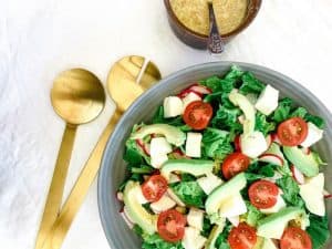 Salat med avokado og mozzarella